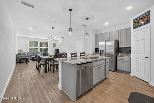 Foto del edificio - 34 Ridge Lake Rd