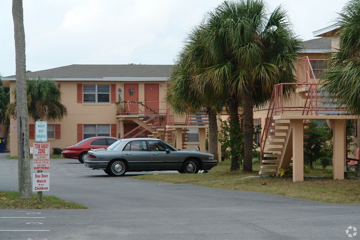 Building Photo - 2190 S Palmetto Ave