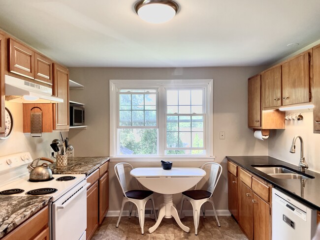 Kitchen - 122 Sargent Ln