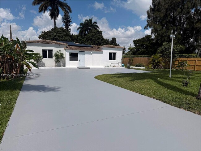 Foto del edificio - 14240 S Biscayne River Dr