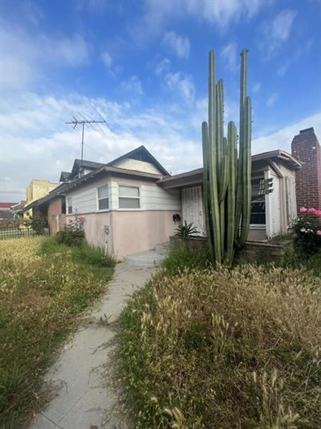 Photo - 1100 W 39th Pl Apartment