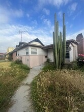 Building Photo - 1100 W 39th Pl