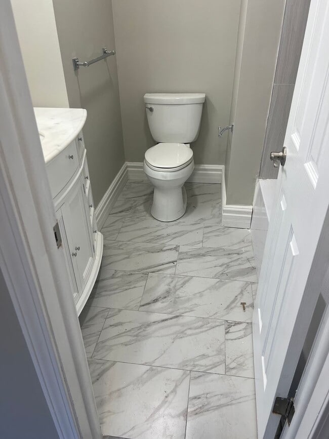 Building Photo - Beautifully Renovated Condo in the Heart o...