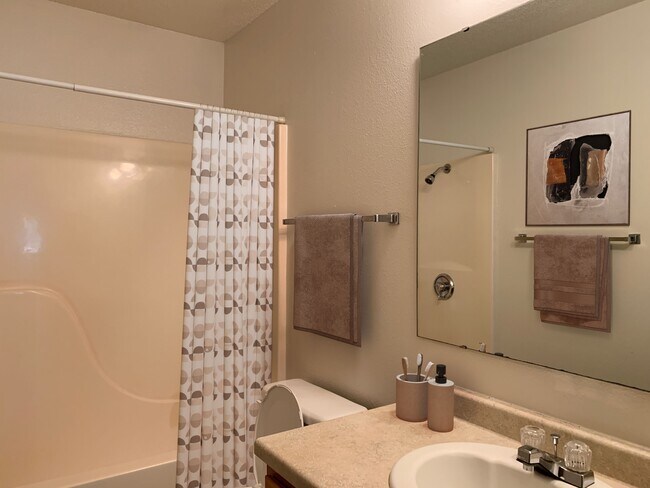 Building Photo - 1515 14th Ave E