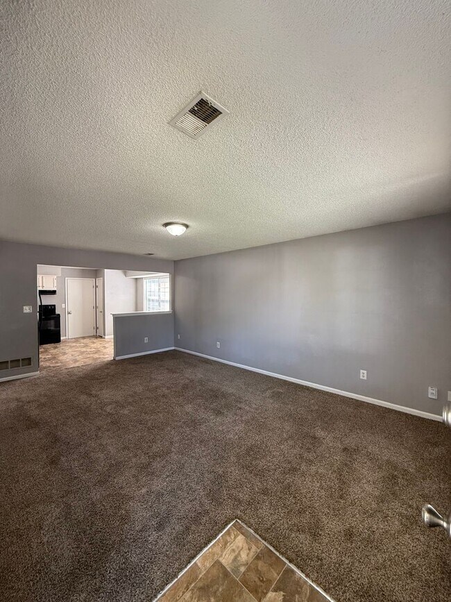 Building Photo - 700 NE Ball Dr