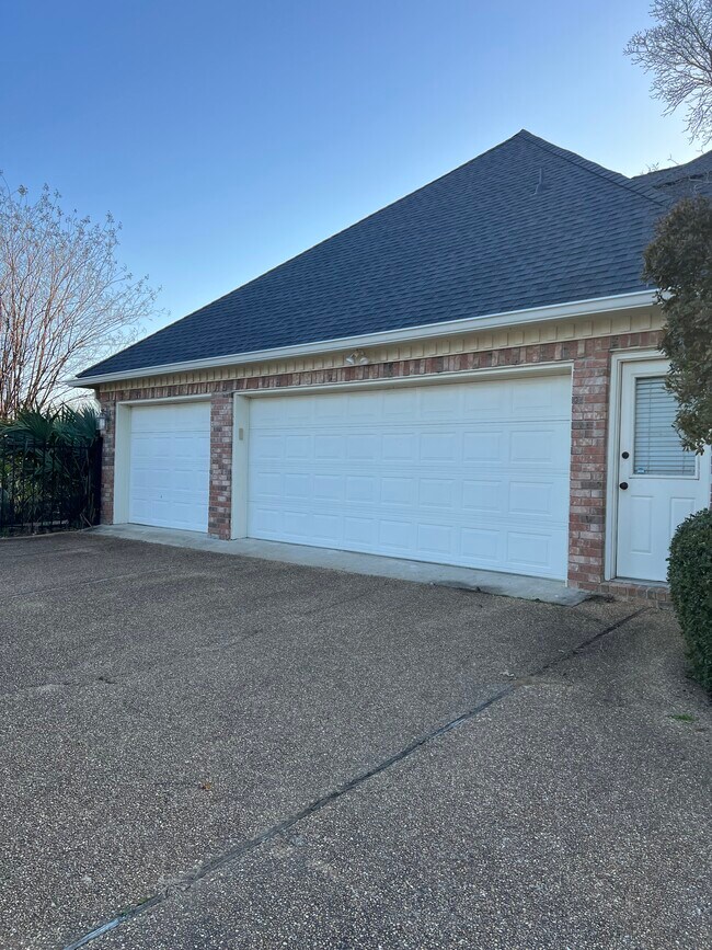 Building Photo - 207 Lake Cir
