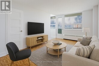 Building Photo - 1500-1500 Bathurst St