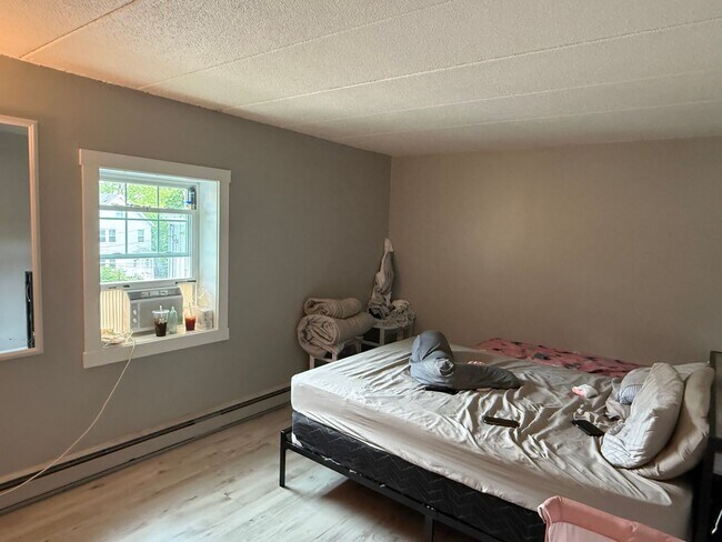 Building Photo - Oversized 2BR Apartment
