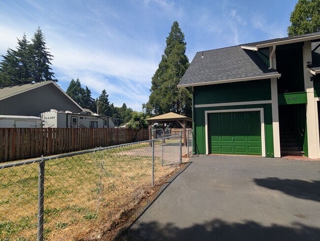 Foto del edificio - Great 2bed/1bath Duplex with large yard!