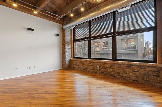 Building Photo - 1040 W Adams St