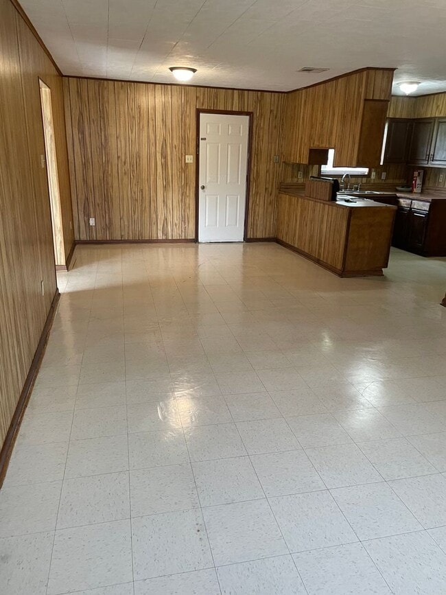 Building Photo - 3 bedroom 1 bath house