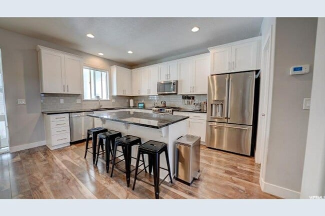 Building Photo - Beautiful 4 Bedroom Home in Midvale!