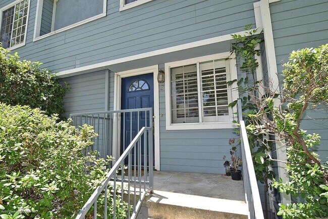 Foto del edificio - 2 bed / 2 bath two story in prime La Cresc...