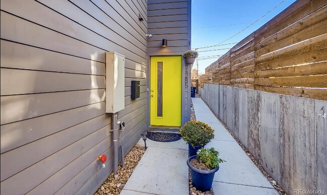 Puerta principal - 1285 Xavier St
