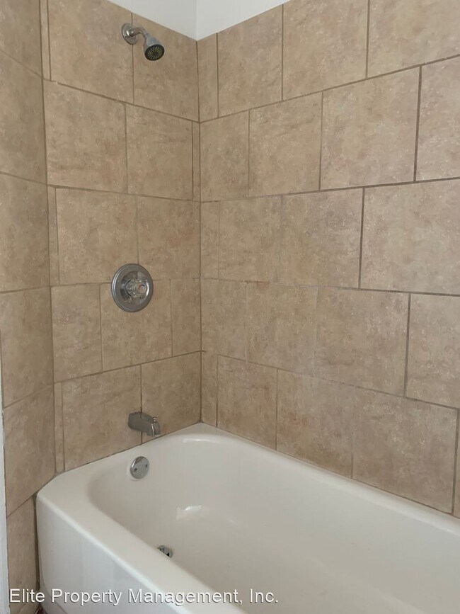 Building Photo - 3 br, 1 bath House - 647 W. Princess St., ...