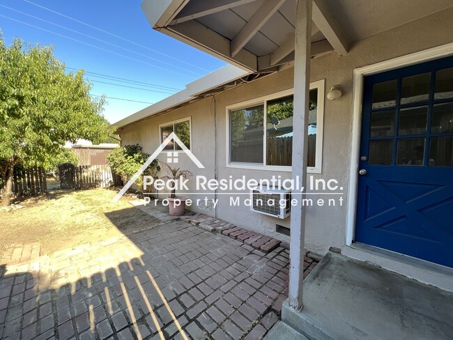 Building Photo - Updated 2bd/1ba Carmichael Duplex with Gar...