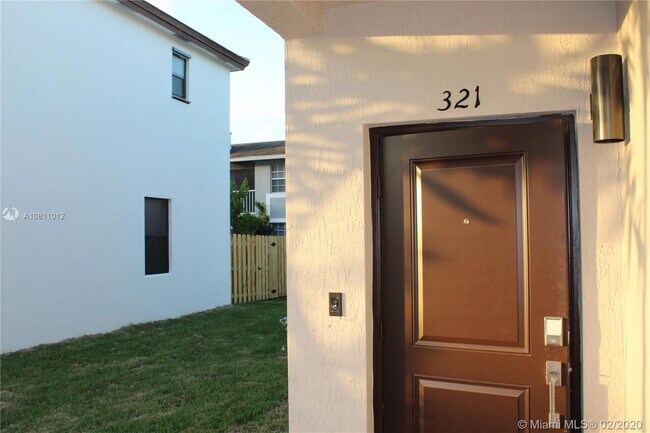 Foto del edificio - 321 NE 208 TER  321 Miami Fl 33179