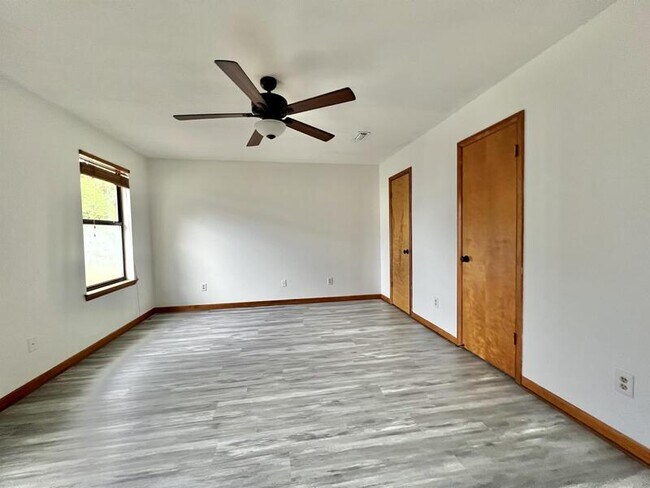 Building Photo - 413 Primrose Cir