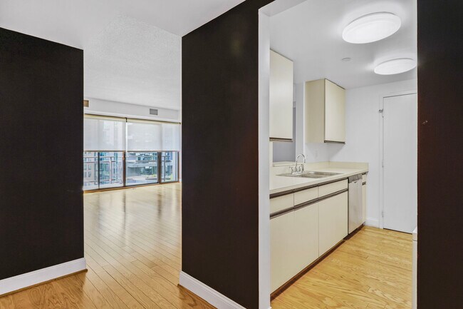 Building Photo - 1530 Key Blvd