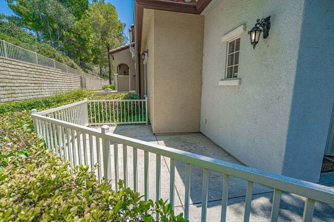 Building Photo - COMING SOON! Village Walk 2 Bedroom for Rent in Valencia!