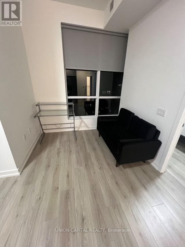 Photo du bâtiment - 395-5395 Bloor St E