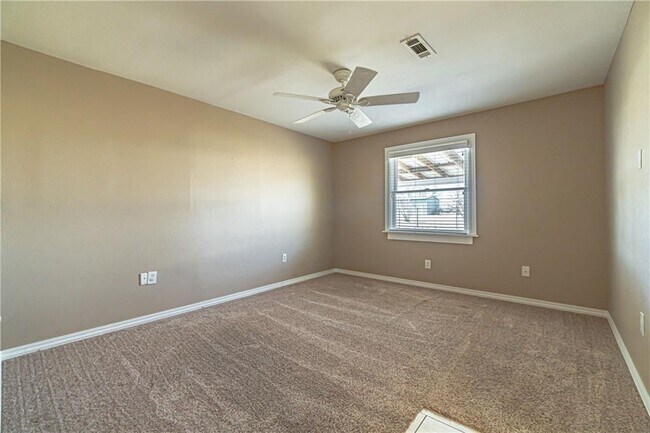 Building Photo - 1425 N Main St