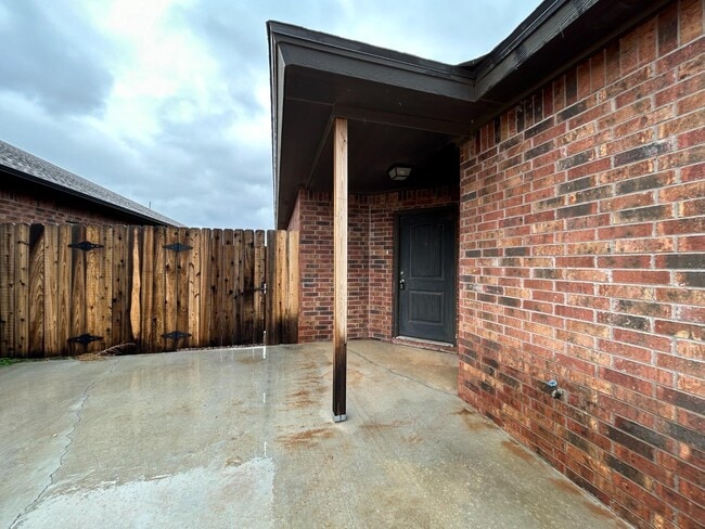 Building Photo - 706 Hillshire Ave
