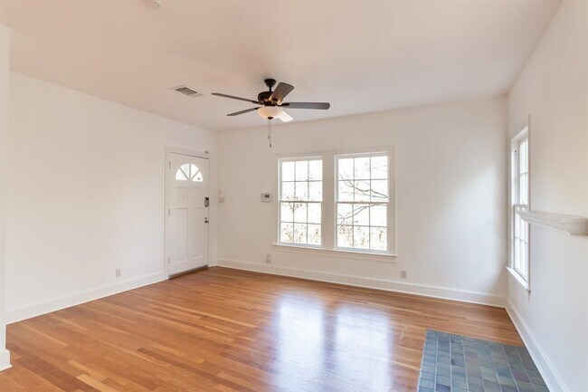 Building Photo - 1809 Alameda Dr