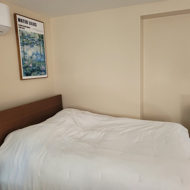 Luxurious Queen Bed - 9213 White Oak Ave