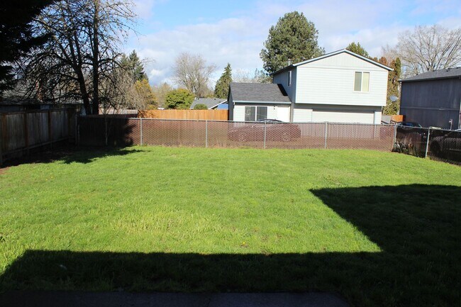 Foto del edificio - 4 BR, 2 1/2 BA home with fenced yard.