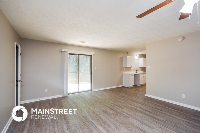 Foto del edificio - 4585 Old Lake Dr