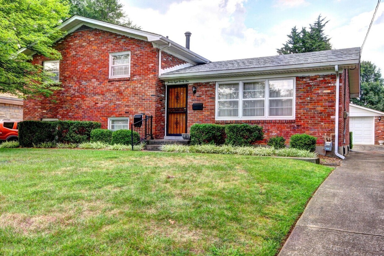 Available NOW - 4 beds/ 2 baths - $2,000/mo - Available NOW - 4 beds/ 2 baths - $2,000/mo