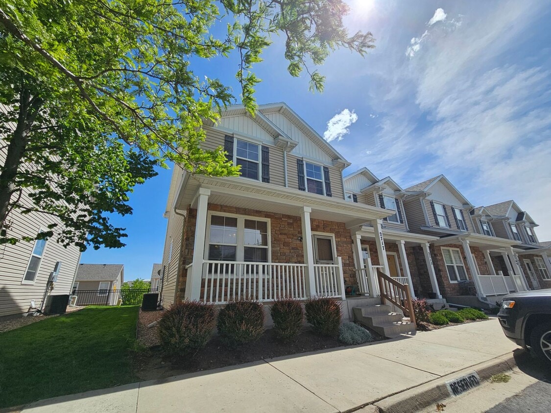 3 Bed 3 Bath Townhome Minutes from Ft. Carson!! - 3 Bed 3 Bath Townhome Minutes from Ft. Carson!!
