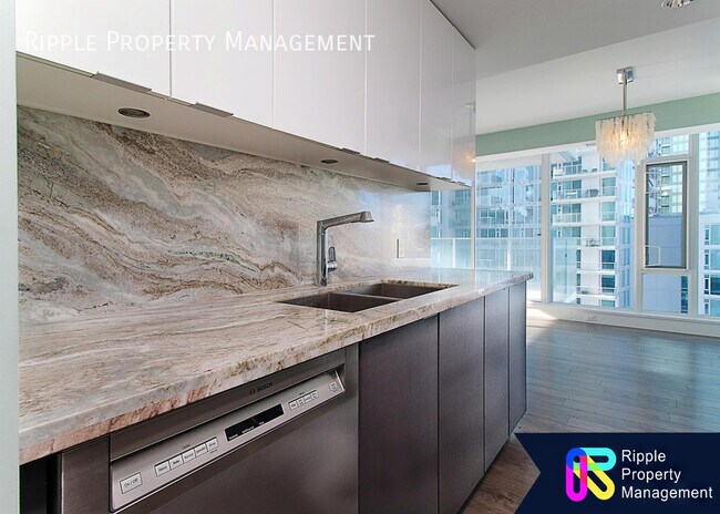 Photo du bâtiment - VIBRANT AMAZING 2 BEDS/ 2 BATHS CONDO