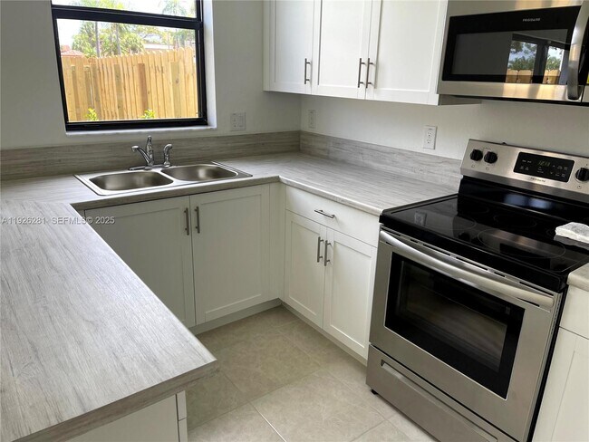 Foto del edificio - 20679 NE 7th Pl