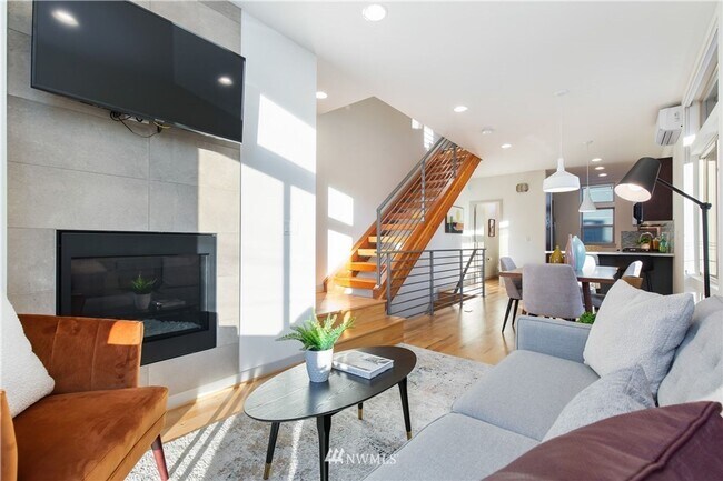 Foto del edificio - Modern 4-Bedroom Townhome in the Heart of ...