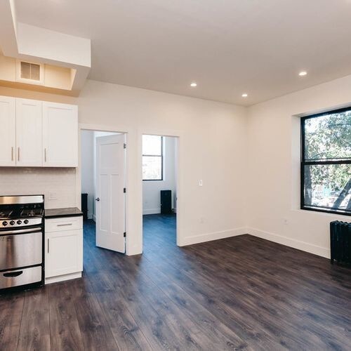 Foto principal - 68-51 Fresh Pond Rd