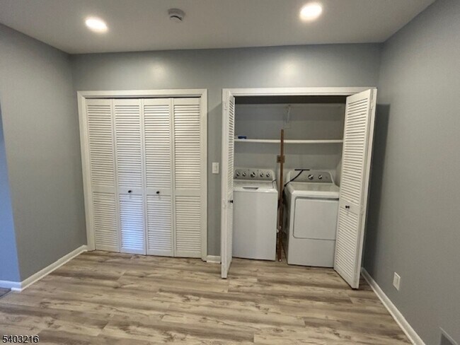 Foto del edificio - 24 Emmett Ave