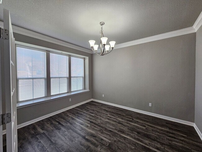 Foto del edificio - NEW IN MANAGEMENT - AVAILABLE NOW!