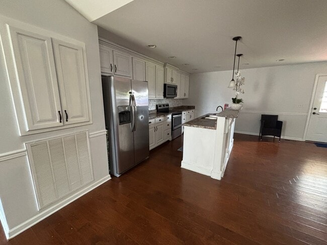Building Photo - 3 Bedroom in Well Established Neighborhood
