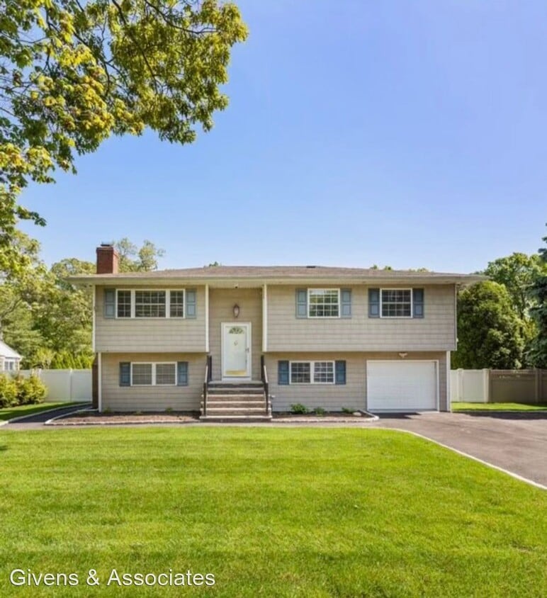 Primary Photo - 3 br, 1 bath House - 10 Heather Drive