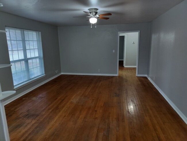 Foto del edificio - 3 bedroom 1 bath house with garage and cen...