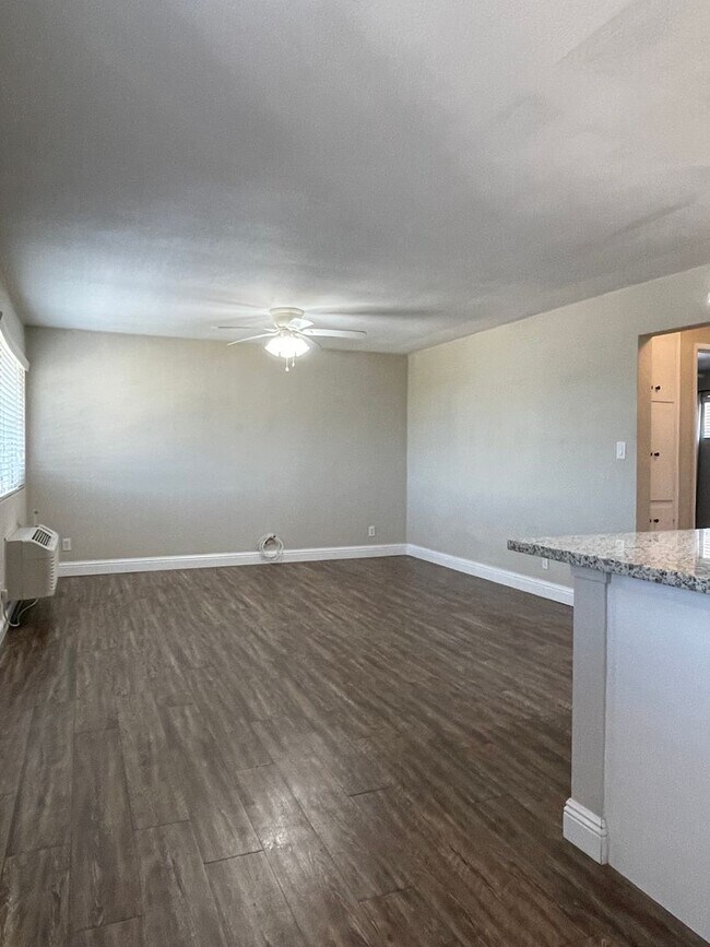 Foto del edificio - 590-596 Iris Drive