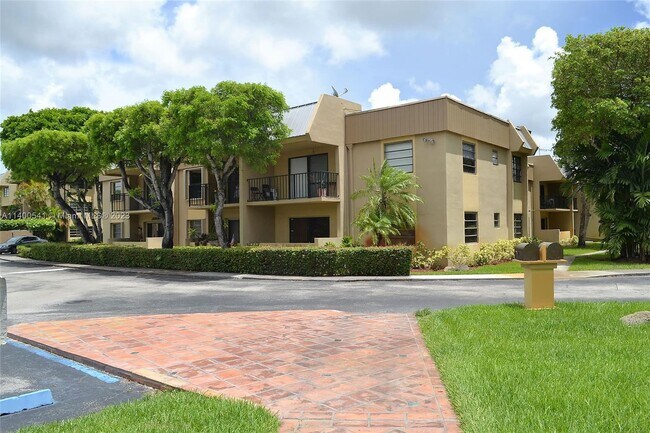 Building Photo - 10415 N Kendall Dr
