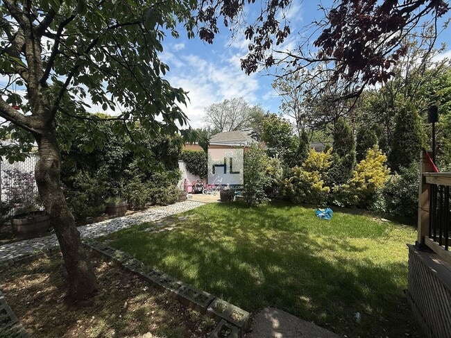 Building Photo - 341 Little Clove Rd