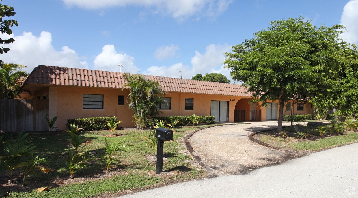 Primary Photo - Las Flores Apartments