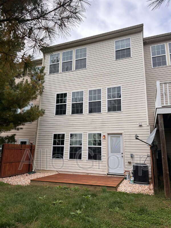 Building Photo - 205 Arctic Ln