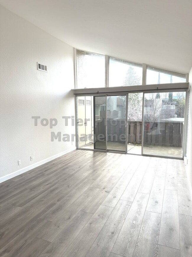 Foto del edificio - Beautiful and Recently Renovated 2 Bed/ 2 ...