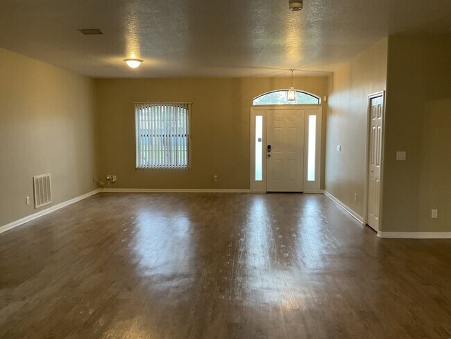 Building Photo - 412 Commodore Ave NW