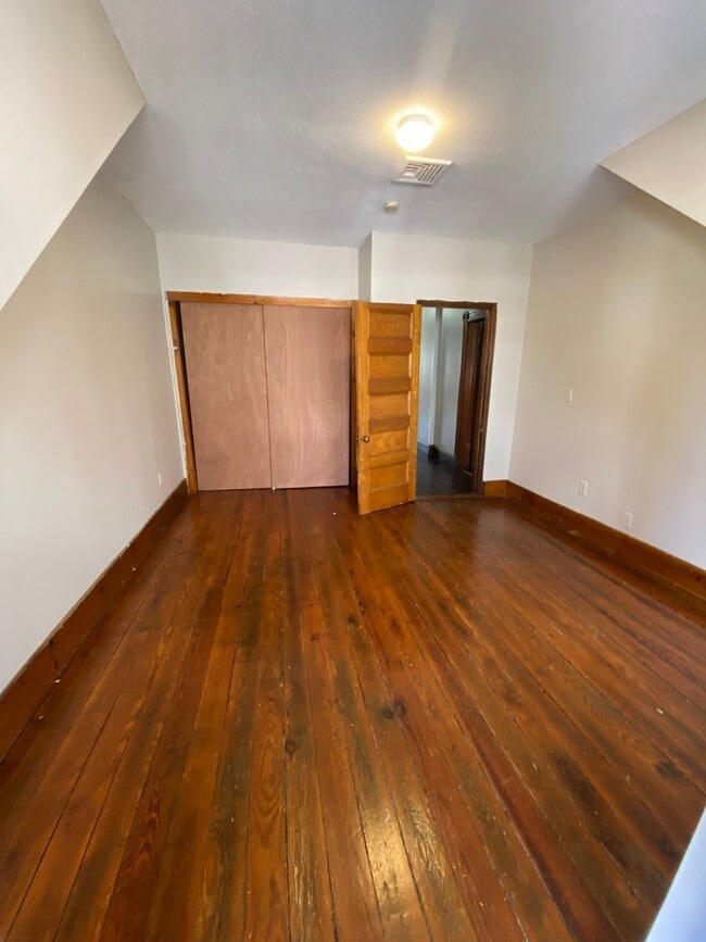 Building Photo - 442 Farmington Ave